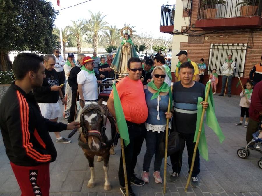 Un millar de personas participan en el traslado, al mismo tiempo que aprovechan el día también para pasear por el paraje y almorzar en el mismo.