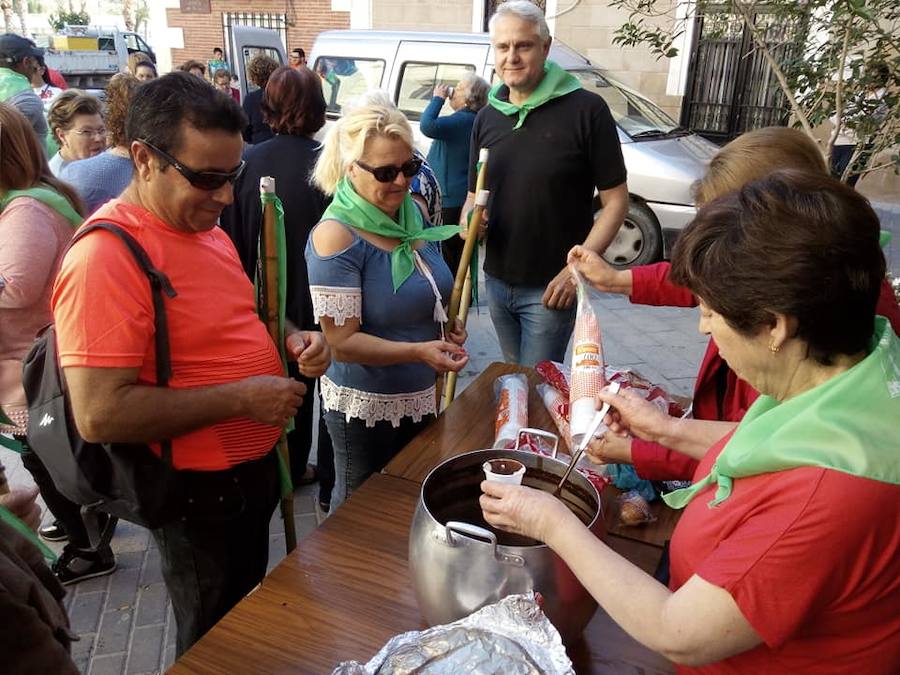 Un millar de personas participan en el traslado, al mismo tiempo que aprovechan el día también para pasear por el paraje y almorzar en el mismo.