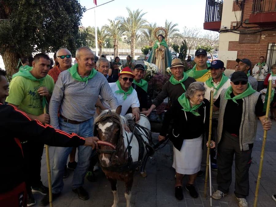 Un millar de personas participan en el traslado, al mismo tiempo que aprovechan el día también para pasear por el paraje y almorzar en el mismo.