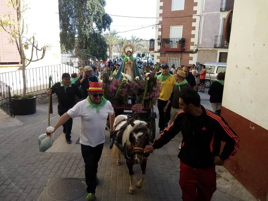 Un millar de personas participan en el traslado, al mismo tiempo que aprovechan el día también para pasear por el paraje y almorzar en el mismo.