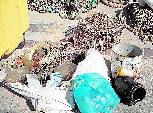 Residuos, mayoritariamente de plástico, extraídos del fondo del mar por un arrastrero. 