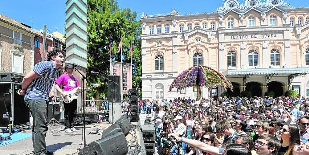 El público disfruta del directo que Carolina Durante ofreció en la mañana de ayer en la plaza Julián Romea de Murcia. 