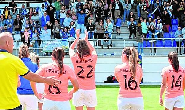 Las jugadoras del Alhama agradecen a sus aficionados el apoyo ayer en La Coruña. 