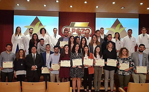 Los alumnos del UMU Business Talent posan con sus diplomas.
