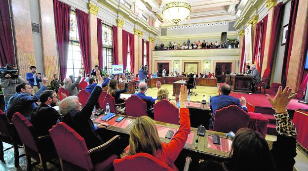 Momento de la votación celebrada ayer en el Salón de Plenos del Ayuntamiento de Murcia. 