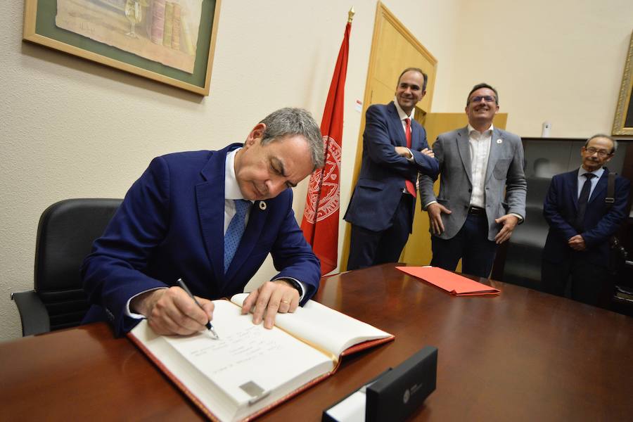 El expresidente del Gobierno vaticina que en España se tardará generaciones «en volver a reconocer y rendir homenaje» a las víctimas del Franquismo