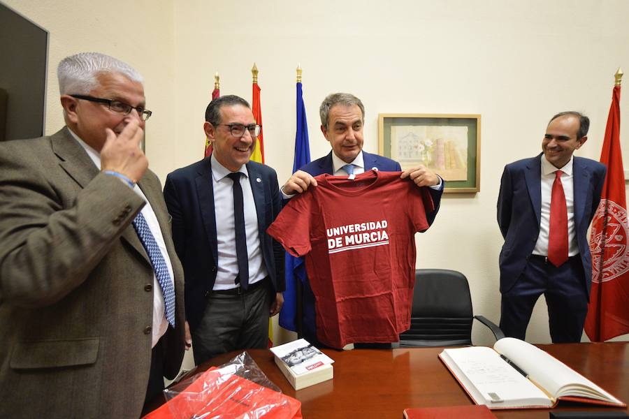 El expresidente del Gobierno vaticina que en España se tardará generaciones «en volver a reconocer y rendir homenaje» a las víctimas del Franquismo