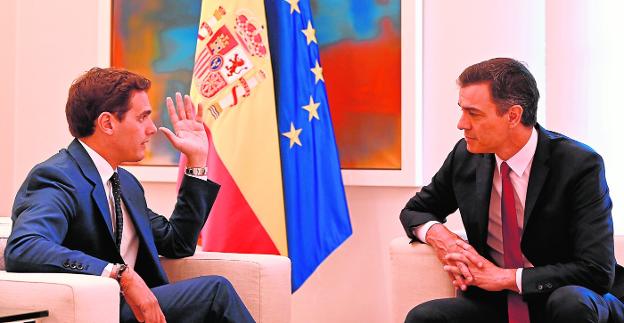 El líder de Ciudadanos, Albert Rivera, ayer durante su reunión con el presidente Pedro Sánchez en La Moncloa, que duró 50 minutos. 