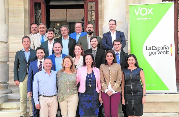 Candidatos de Vox, con López Suanzes, segunda por la izquierda, en la primera fila. 