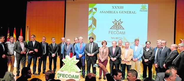 El Consejo Rector de Fecoam, junto a las autoridades asistentes a la XXXIII Asamblea, el pasado año en Murcia. 