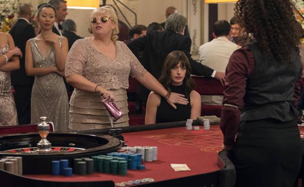 Rebel Wilson y Anne Hathaway , en 'Timadoras compulsivas'.