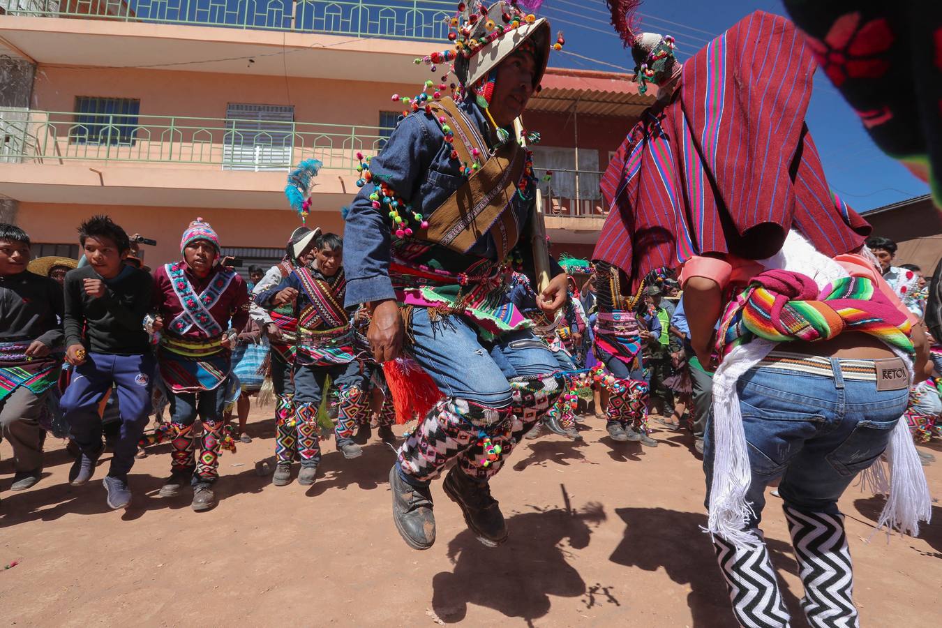 Indígenas bolivianos de Potosí festejan durante la tradicional fiesta de la Cruz en San Pedro de Macha (Bolivia). Puñetazo a puñetazo, unas gotas de sangre riegan la Pachamama, la Madre Tierra, en una de las tradiciones milenarias más singulares de Bolivia, el tinku o encuentro de Macha. 