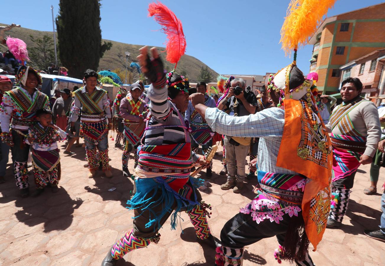 Indígenas bolivianos de Potosí festejan durante la tradicional fiesta de la Cruz en San Pedro de Macha (Bolivia). Puñetazo a puñetazo, unas gotas de sangre riegan la Pachamama, la Madre Tierra, en una de las tradiciones milenarias más singulares de Bolivia, el tinku o encuentro de Macha. 