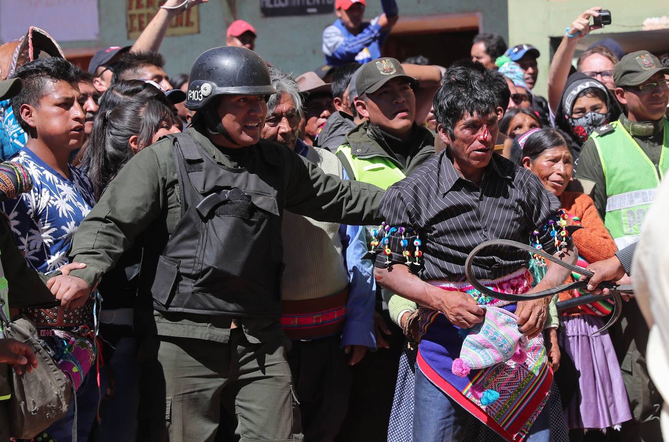 Indígenas bolivianos de Potosí festejan durante la tradicional fiesta de la Cruz en San Pedro de Macha (Bolivia). Puñetazo a puñetazo, unas gotas de sangre riegan la Pachamama, la Madre Tierra, en una de las tradiciones milenarias más singulares de Bolivia, el tinku o encuentro de Macha. 