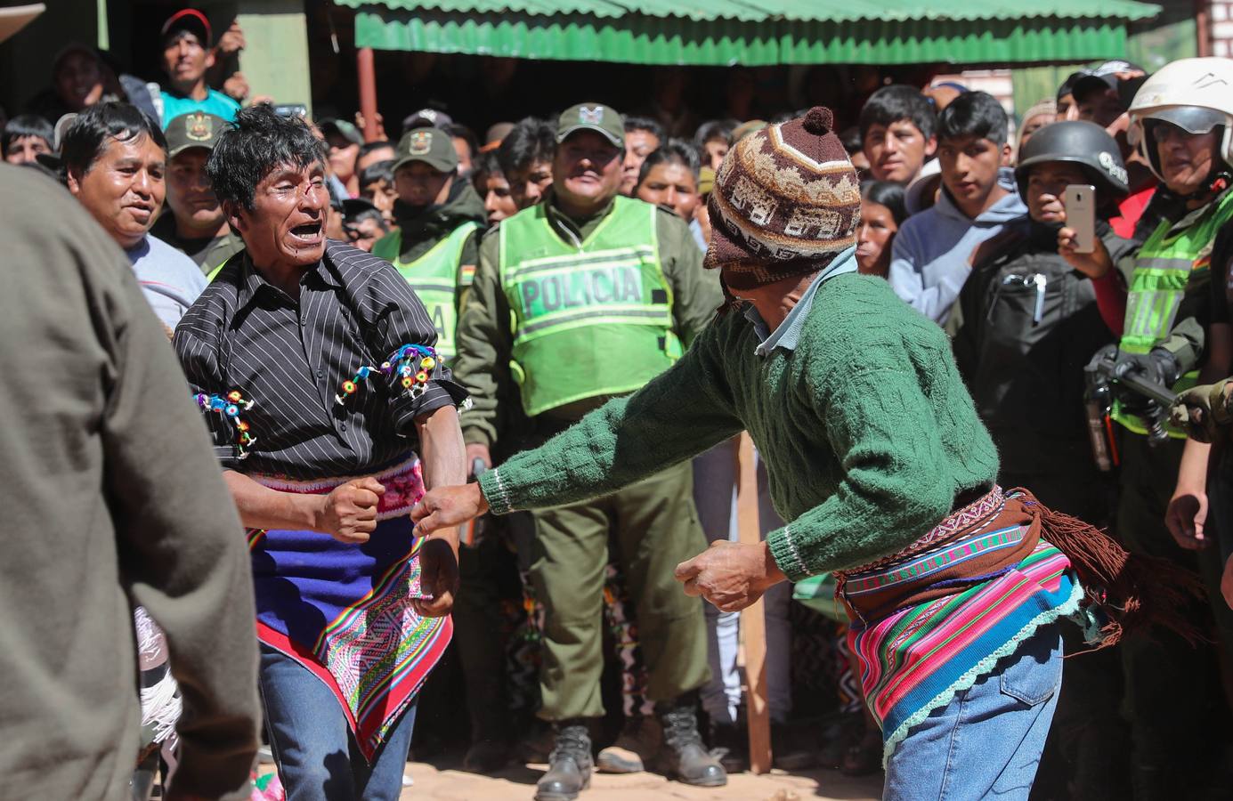 Indígenas bolivianos de Potosí festejan durante la tradicional fiesta de la Cruz en San Pedro de Macha (Bolivia). Puñetazo a puñetazo, unas gotas de sangre riegan la Pachamama, la Madre Tierra, en una de las tradiciones milenarias más singulares de Bolivia, el tinku o encuentro de Macha. 