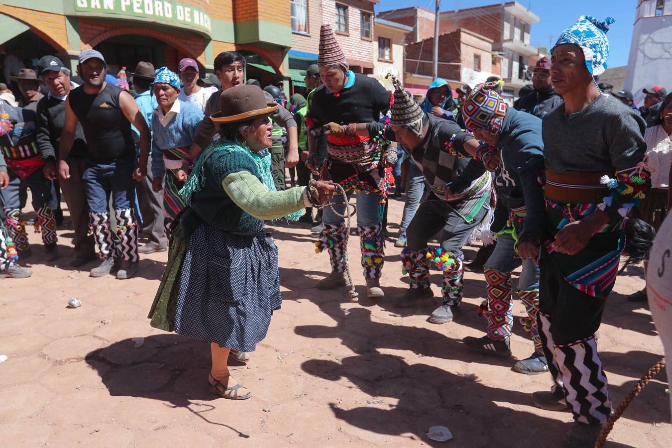 Indígenas bolivianos de Potosí festejan durante la tradicional fiesta de la Cruz en San Pedro de Macha (Bolivia). Puñetazo a puñetazo, unas gotas de sangre riegan la Pachamama, la Madre Tierra, en una de las tradiciones milenarias más singulares de Bolivia, el tinku o encuentro de Macha. 