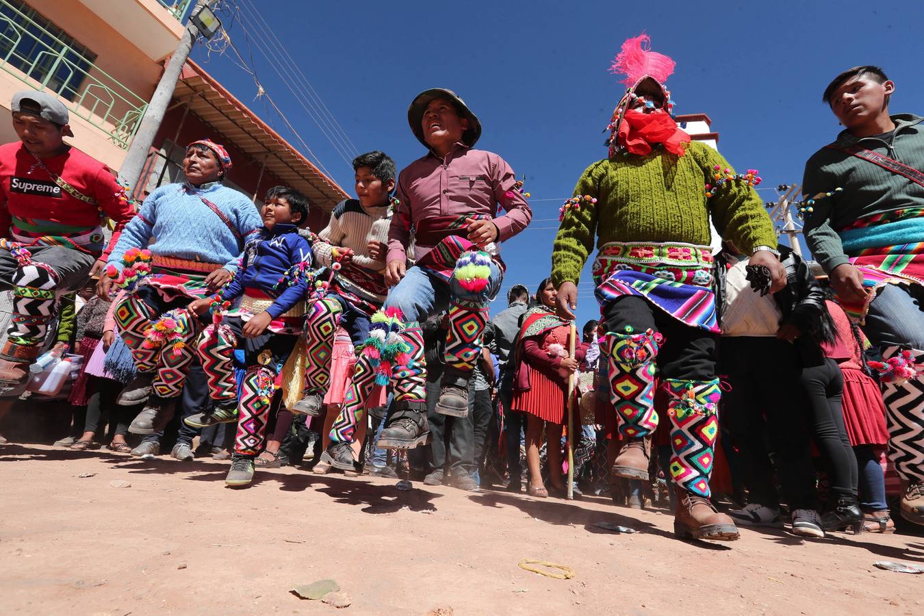 Indígenas bolivianos de Potosí festejan durante la tradicional fiesta de la Cruz en San Pedro de Macha (Bolivia). Puñetazo a puñetazo, unas gotas de sangre riegan la Pachamama, la Madre Tierra, en una de las tradiciones milenarias más singulares de Bolivia, el tinku o encuentro de Macha. 