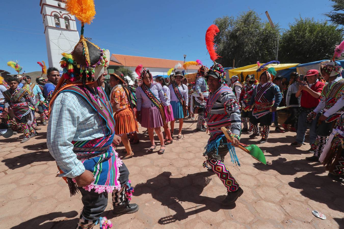 Indígenas bolivianos de Potosí festejan durante la tradicional fiesta de la Cruz en San Pedro de Macha (Bolivia). Puñetazo a puñetazo, unas gotas de sangre riegan la Pachamama, la Madre Tierra, en una de las tradiciones milenarias más singulares de Bolivia, el tinku o encuentro de Macha. 