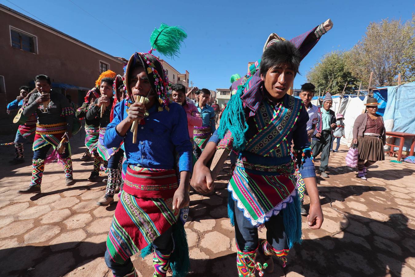 Indígenas bolivianos de Potosí festejan durante la tradicional fiesta de la Cruz en San Pedro de Macha (Bolivia). Puñetazo a puñetazo, unas gotas de sangre riegan la Pachamama, la Madre Tierra, en una de las tradiciones milenarias más singulares de Bolivia, el tinku o encuentro de Macha. 