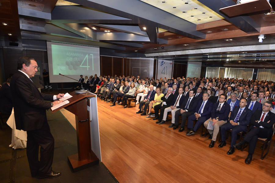 La patronal hace una modificación estatutaria en su 41 Asamblea General para reforzar la presencia de todos los sectores en sus órganos de gobierno. Los empresarios exigen al Gobierno escalonar el control de horarios ante las dudas de las pymes