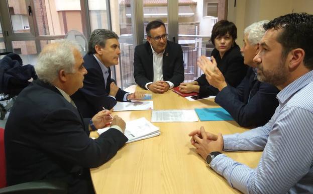 Reunión de Pedro Saura (2º izq.) en la Casa del Pueblo de Alcantarilla con Diego Conesa (cen.) y Francisco Saavedra (2º der.).