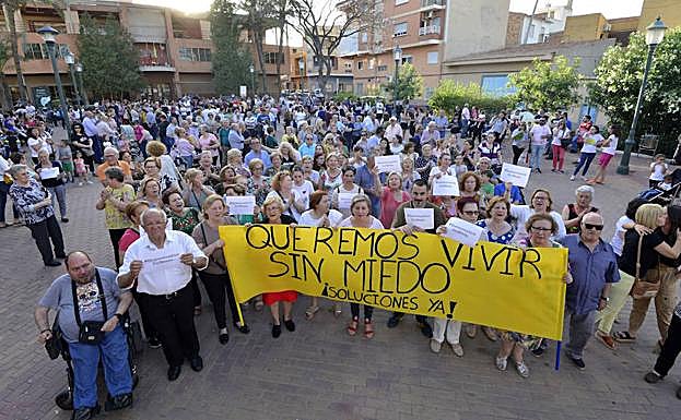Vecinos de Javalí Nuevo se concentraron ayer tarde en la plaza de la Ermita para pedir más vigilancia policial, por la oleada de robos que vienen sufriendo.