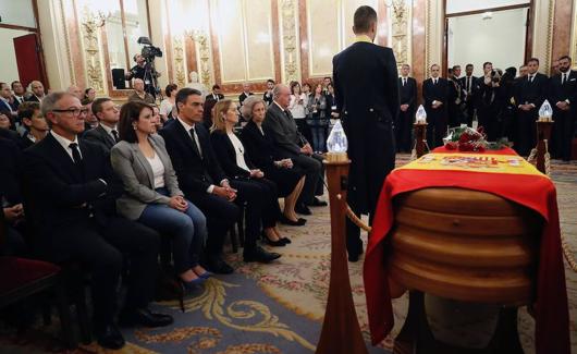 Los reyes Juan Carlos y Sofía, junto a la presidenta del Congreso y el presidente del Gobierno en la capilla ardiente de Rubalcaba.