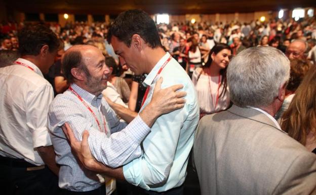 Alfredo Pérez Rubalcaba y Pedro Sánchez, durante un congreso del PSOE en 2017.