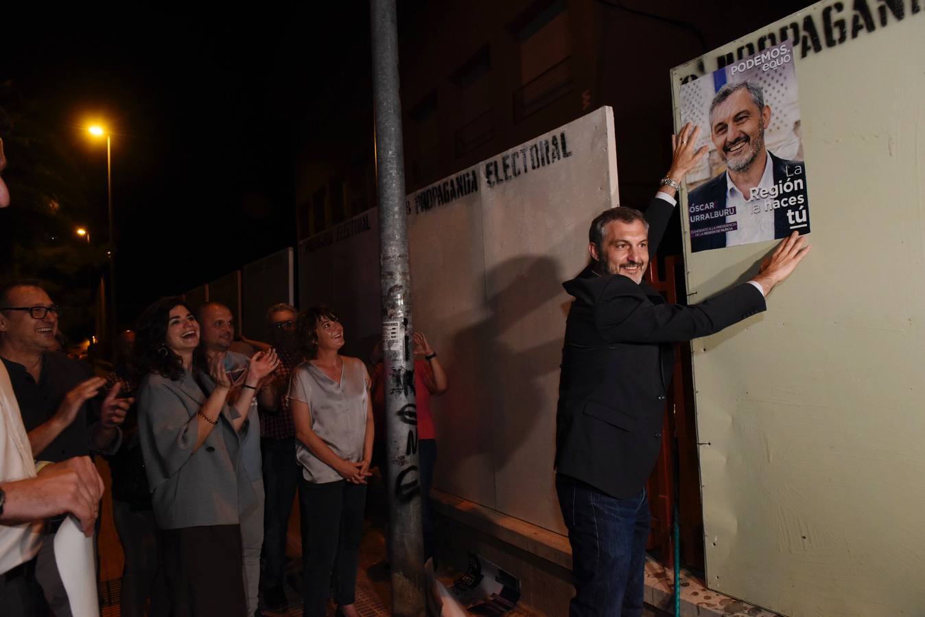 Pegada de carteles de Fernando López Miras (PP), Diego Conesa (PSOE), Óscar Urralburu (Podemos-Equo), Isabel Franco (Ciudadanos), Pascual Salvador (Vox) y Alberto Garre (Somos Región)