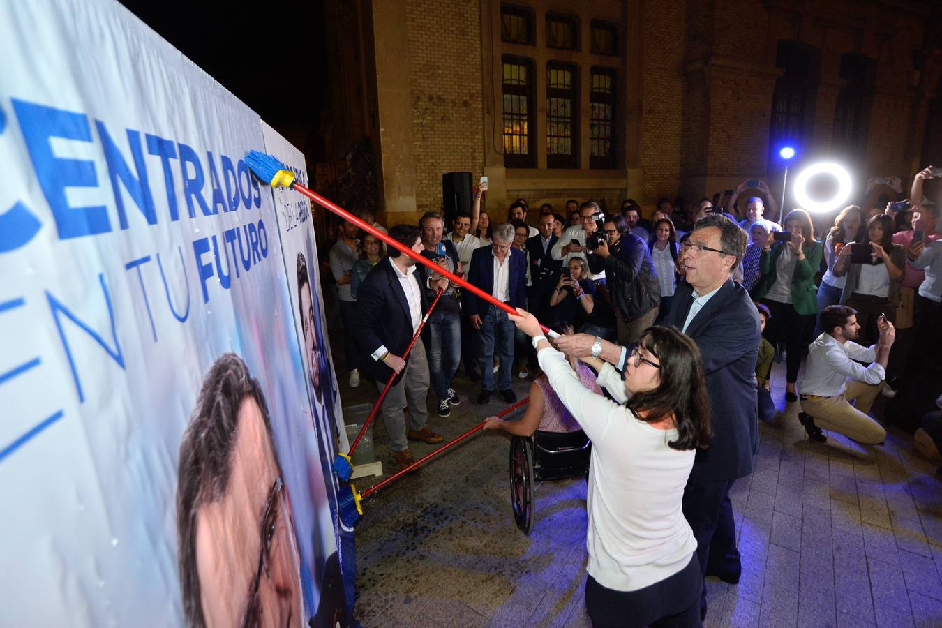 Pegada de carteles de Fernando López Miras (PP), Diego Conesa (PSOE), Óscar Urralburu (Podemos-Equo), Isabel Franco (Ciudadanos), Pascual Salvador (Vox) y Alberto Garre (Somos Región)