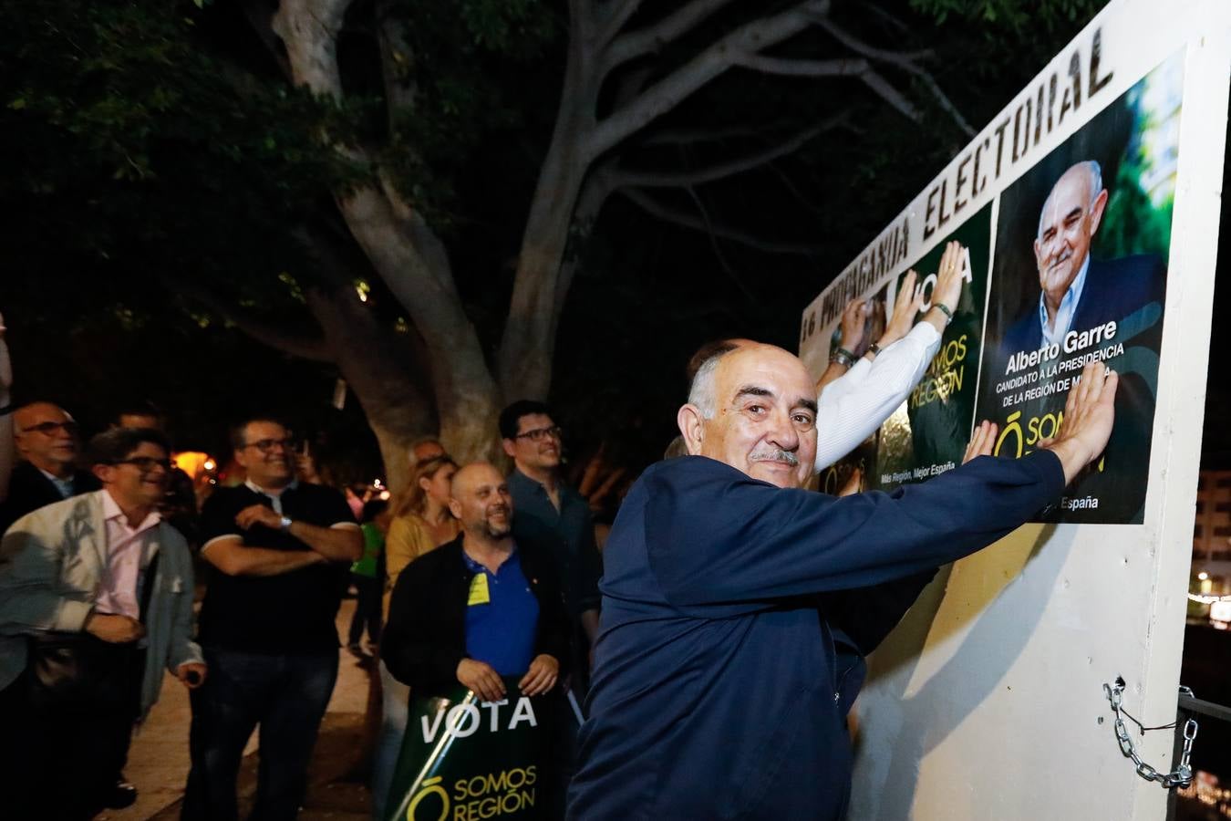 Pegada de carteles de Fernando López Miras (PP), Diego Conesa (PSOE), Óscar Urralburu (Podemos-Equo), Isabel Franco (Ciudadanos), Pascual Salvador (Vox) y Alberto Garre (Somos Región)