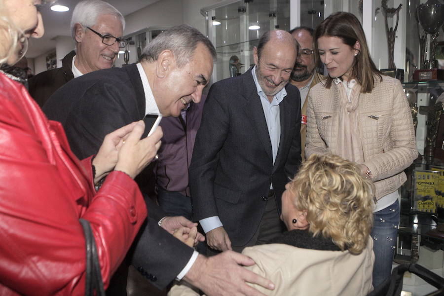 La última visita de Alfredo Pérez Rubalcaba a la Región fue en diciembre de 2015, cuando asistió a una asamblea abierta del PSOE en Águilas con motivo de las elecciones generales. En la foto aparece junto a Rafael González Tovar, Vicente Ruiz y Mari Carmen Moreno.