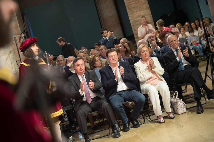 El Almudí acoge el acto conmemorativo del Día de Murcia, presidido por José Ballesta y en el que Mari Trini, Los Parrandboleros, la unidad de trasplantes de la Arrixaca y el grupo Virgen de la Vega recibieron las distinciones de la ciudad