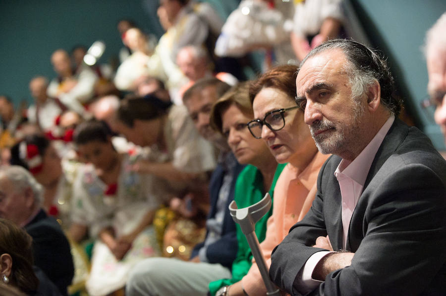 El Almudí acoge el acto conmemorativo del Día de Murcia, presidido por José Ballesta y en el que Mari Trini, Los Parrandboleros, la unidad de trasplantes de la Arrixaca y el grupo Virgen de la Vega recibieron las distinciones de la ciudad