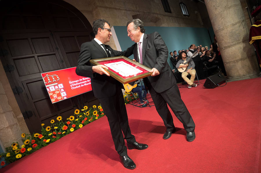 El Almudí acoge el acto conmemorativo del Día de Murcia, presidido por José Ballesta y en el que Mari Trini, Los Parrandboleros, la unidad de trasplantes de la Arrixaca y el grupo Virgen de la Vega recibieron las distinciones de la ciudad