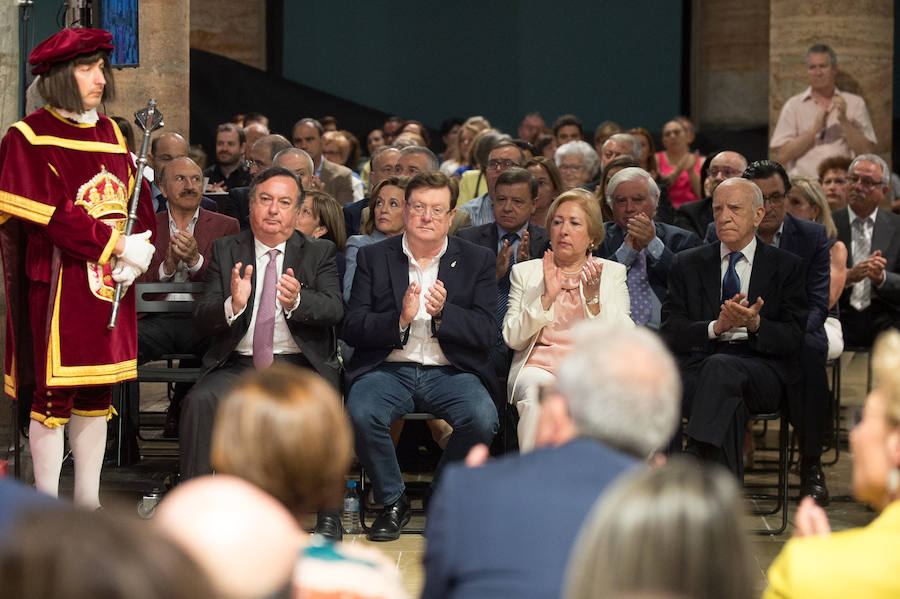 El Almudí acoge el acto conmemorativo del Día de Murcia, presidido por José Ballesta y en el que Mari Trini, Los Parrandboleros, la unidad de trasplantes de la Arrixaca y el grupo Virgen de la Vega recibieron las distinciones de la ciudad
