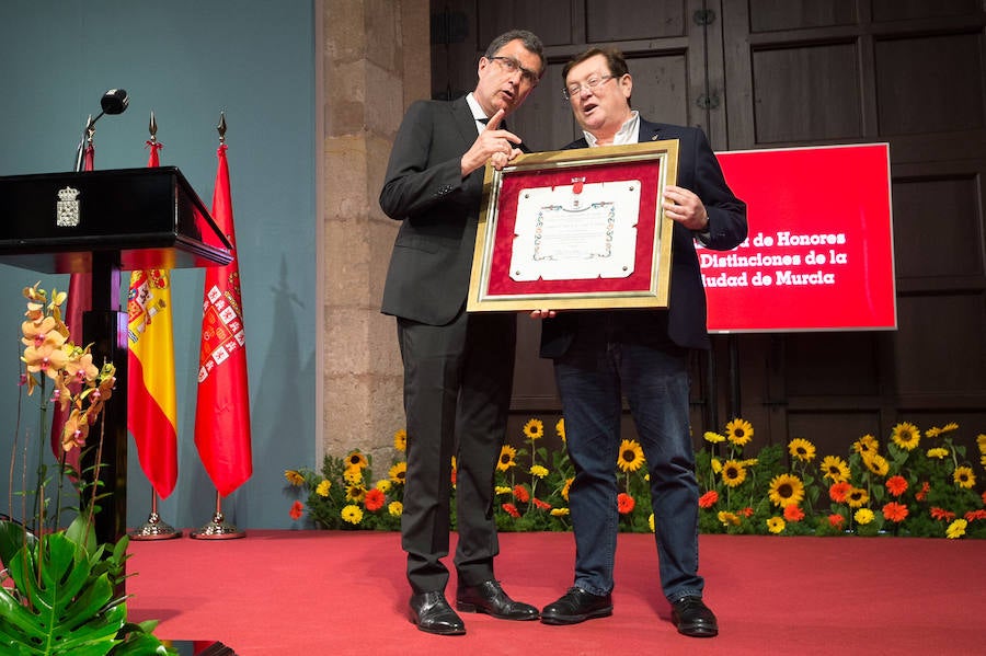 El Almudí acoge el acto conmemorativo del Día de Murcia, presidido por José Ballesta y en el que Mari Trini, Los Parrandboleros, la unidad de trasplantes de la Arrixaca y el grupo Virgen de la Vega recibieron las distinciones de la ciudad