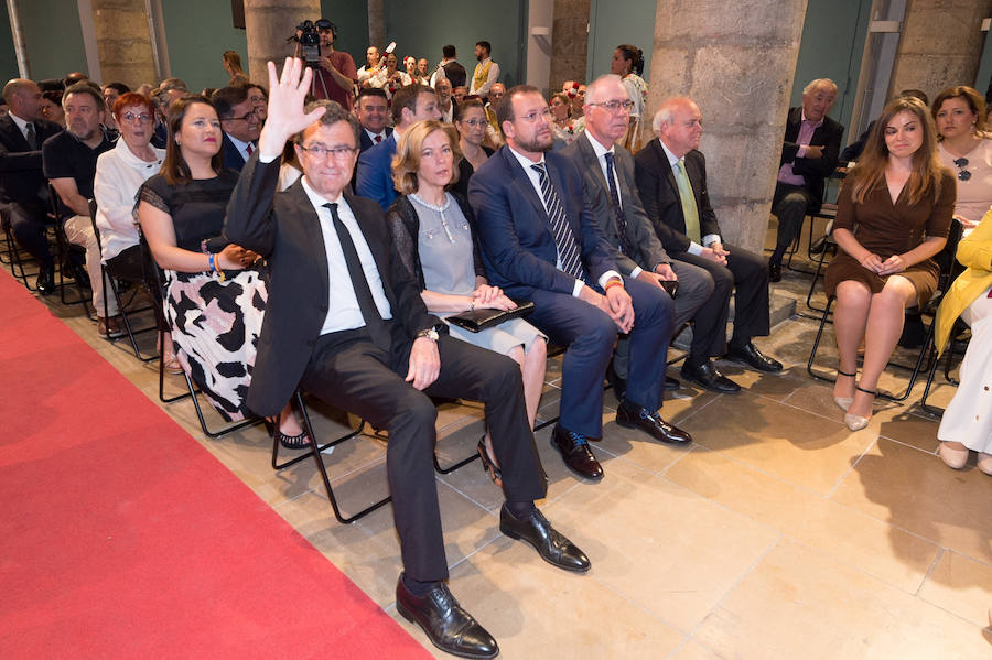 El Almudí acoge el acto conmemorativo del Día de Murcia, presidido por José Ballesta y en el que Mari Trini, Los Parrandboleros, la unidad de trasplantes de la Arrixaca y el grupo Virgen de la Vega recibieron las distinciones de la ciudad