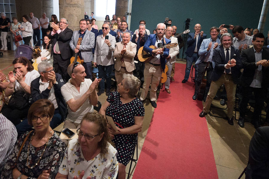 El Almudí acoge el acto conmemorativo del Día de Murcia, presidido por José Ballesta y en el que Mari Trini, Los Parrandboleros, la unidad de trasplantes de la Arrixaca y el grupo Virgen de la Vega recibieron las distinciones de la ciudad