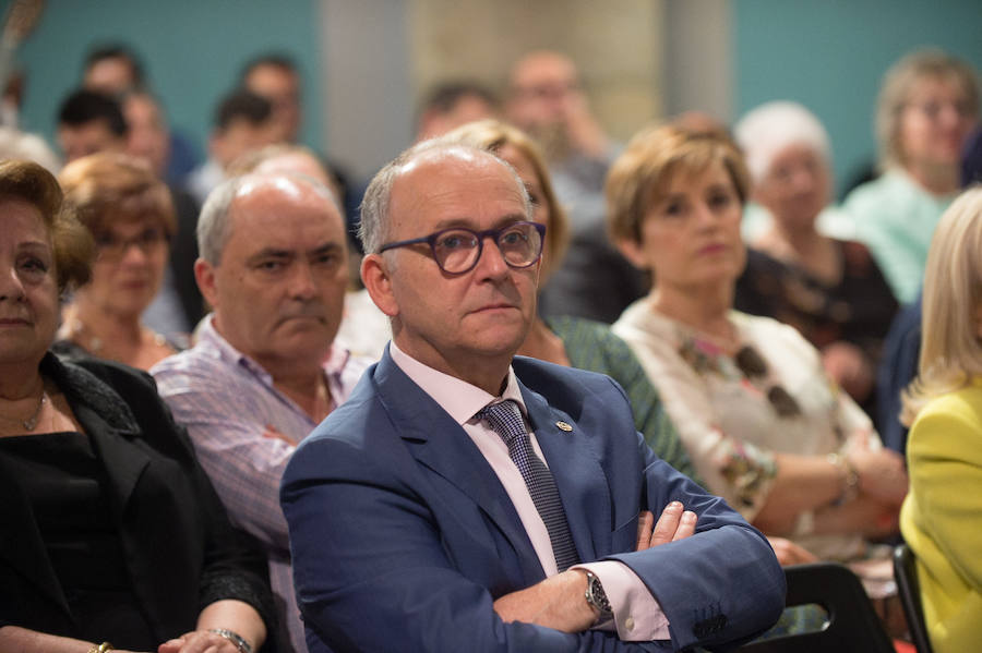 El Almudí acoge el acto conmemorativo del Día de Murcia, presidido por José Ballesta y en el que Mari Trini, Los Parrandboleros, la unidad de trasplantes de la Arrixaca y el grupo Virgen de la Vega recibieron las distinciones de la ciudad