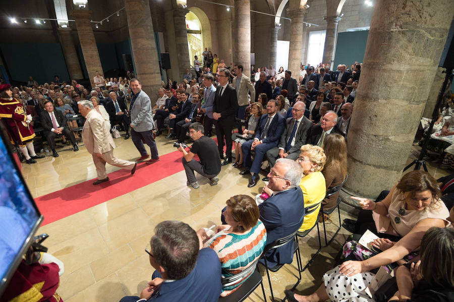 El Almudí acoge el acto conmemorativo del Día de Murcia, presidido por José Ballesta y en el que Mari Trini, Los Parrandboleros, la unidad de trasplantes de la Arrixaca y el grupo Virgen de la Vega recibieron las distinciones de la ciudad