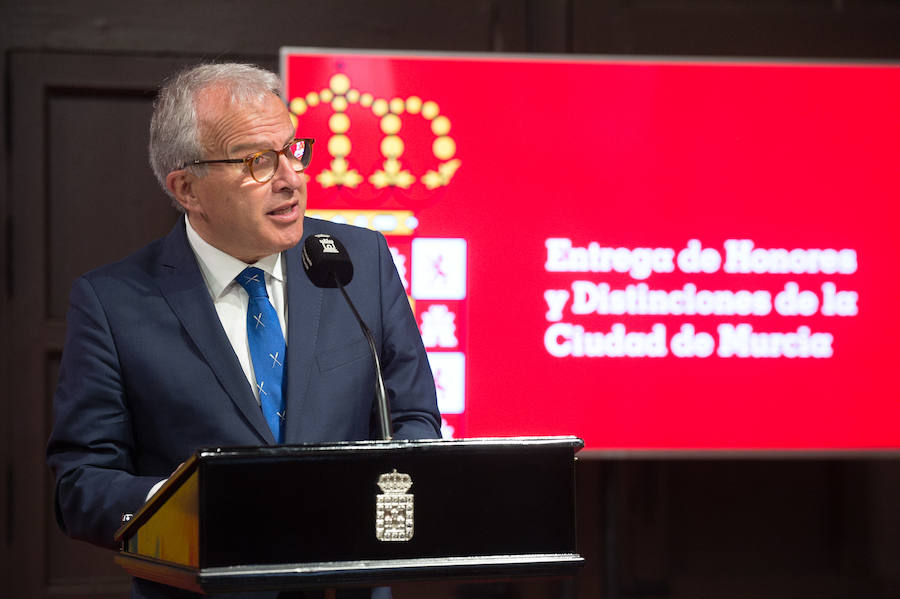 El Almudí acoge el acto conmemorativo del Día de Murcia, presidido por José Ballesta y en el que Mari Trini, Los Parrandboleros, la unidad de trasplantes de la Arrixaca y el grupo Virgen de la Vega recibieron las distinciones de la ciudad