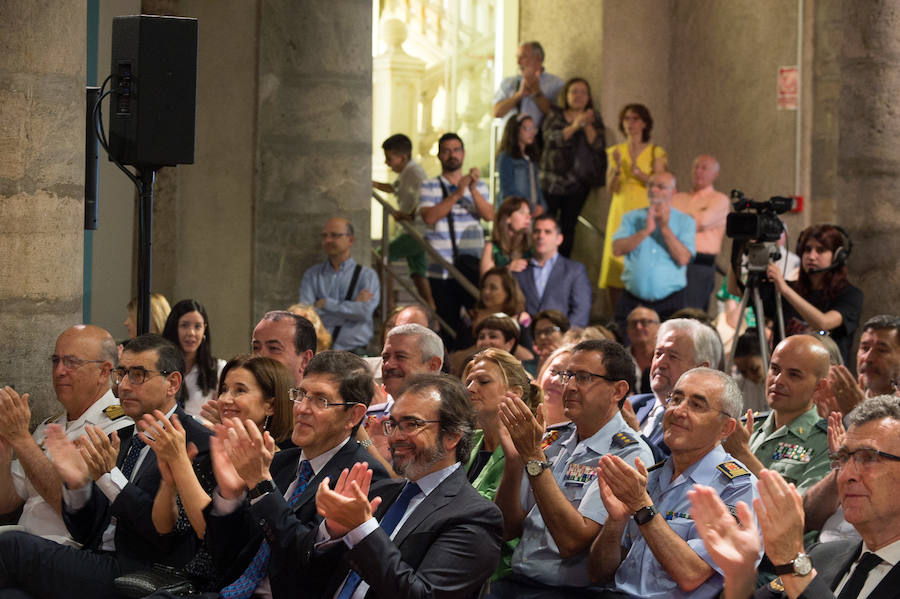 El Almudí acoge el acto conmemorativo del Día de Murcia, presidido por José Ballesta y en el que Mari Trini, Los Parrandboleros, la unidad de trasplantes de la Arrixaca y el grupo Virgen de la Vega recibieron las distinciones de la ciudad