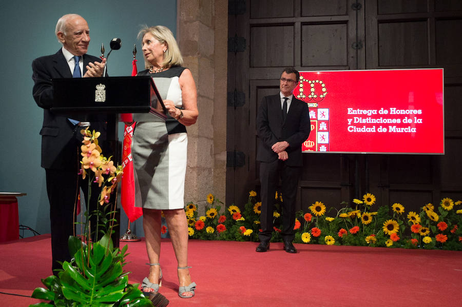 El Almudí acoge el acto conmemorativo del Día de Murcia, presidido por José Ballesta y en el que Mari Trini, Los Parrandboleros, la unidad de trasplantes de la Arrixaca y el grupo Virgen de la Vega recibieron las distinciones de la ciudad