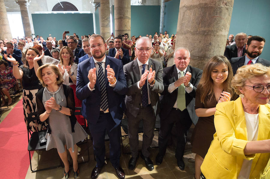 El Almudí acoge el acto conmemorativo del Día de Murcia, presidido por José Ballesta y en el que Mari Trini, Los Parrandboleros, la unidad de trasplantes de la Arrixaca y el grupo Virgen de la Vega recibieron las distinciones de la ciudad
