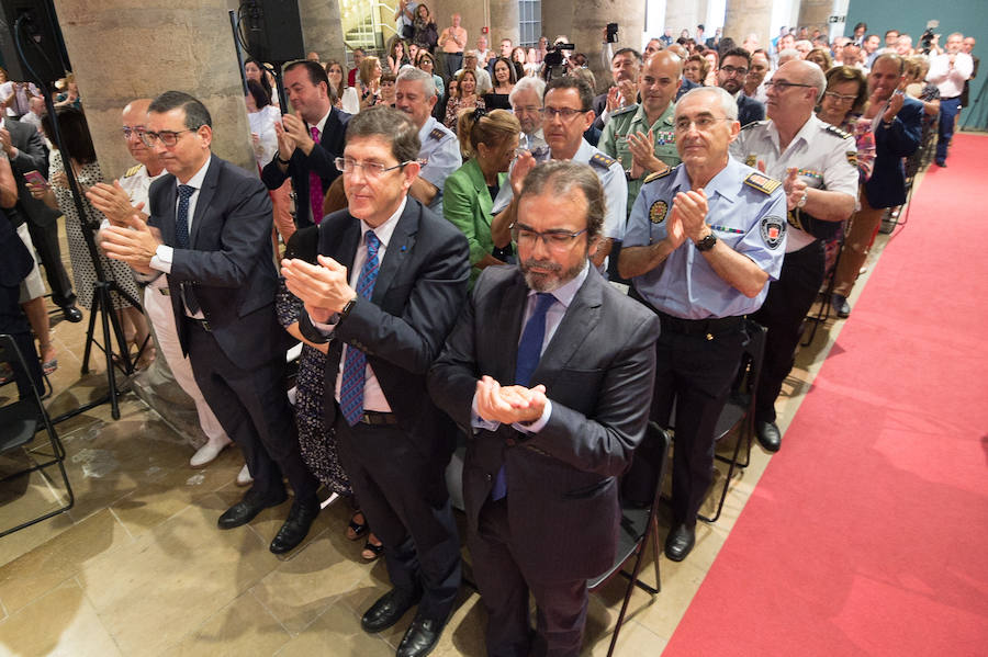 El Almudí acoge el acto conmemorativo del Día de Murcia, presidido por José Ballesta y en el que Mari Trini, Los Parrandboleros, la unidad de trasplantes de la Arrixaca y el grupo Virgen de la Vega recibieron las distinciones de la ciudad