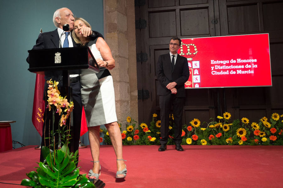 El Almudí acoge el acto conmemorativo del Día de Murcia, presidido por José Ballesta y en el que Mari Trini, Los Parrandboleros, la unidad de trasplantes de la Arrixaca y el grupo Virgen de la Vega recibieron las distinciones de la ciudad