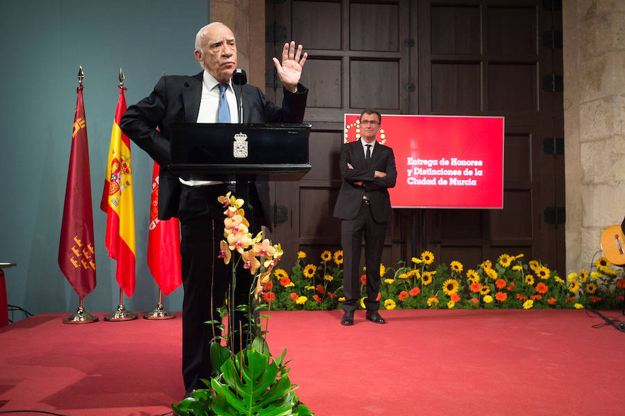 El Almudí acoge el acto conmemorativo del Día de Murcia, presidido por José Ballesta y en el que Mari Trini, Los Parrandboleros, la unidad de trasplantes de la Arrixaca y el grupo Virgen de la Vega recibieron las distinciones de la ciudad