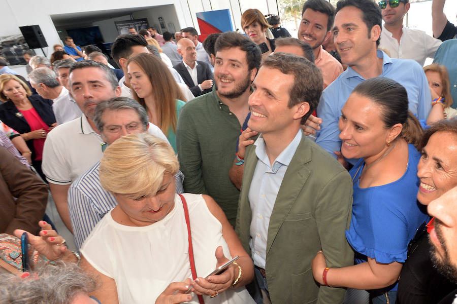 El presidente del PP estuvo acompañado en el municipio costero por Teodoro García Egea, Fernando López Miras y Eva Reverte