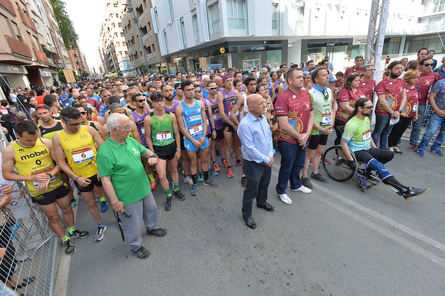 La prueba deportiva bate su récord de participación, con 1.200 inscritos. Antes de dar el pistoletazo de salida,se guardó un minutode silencio en memoriade las víctimas de los terremotos de 2011